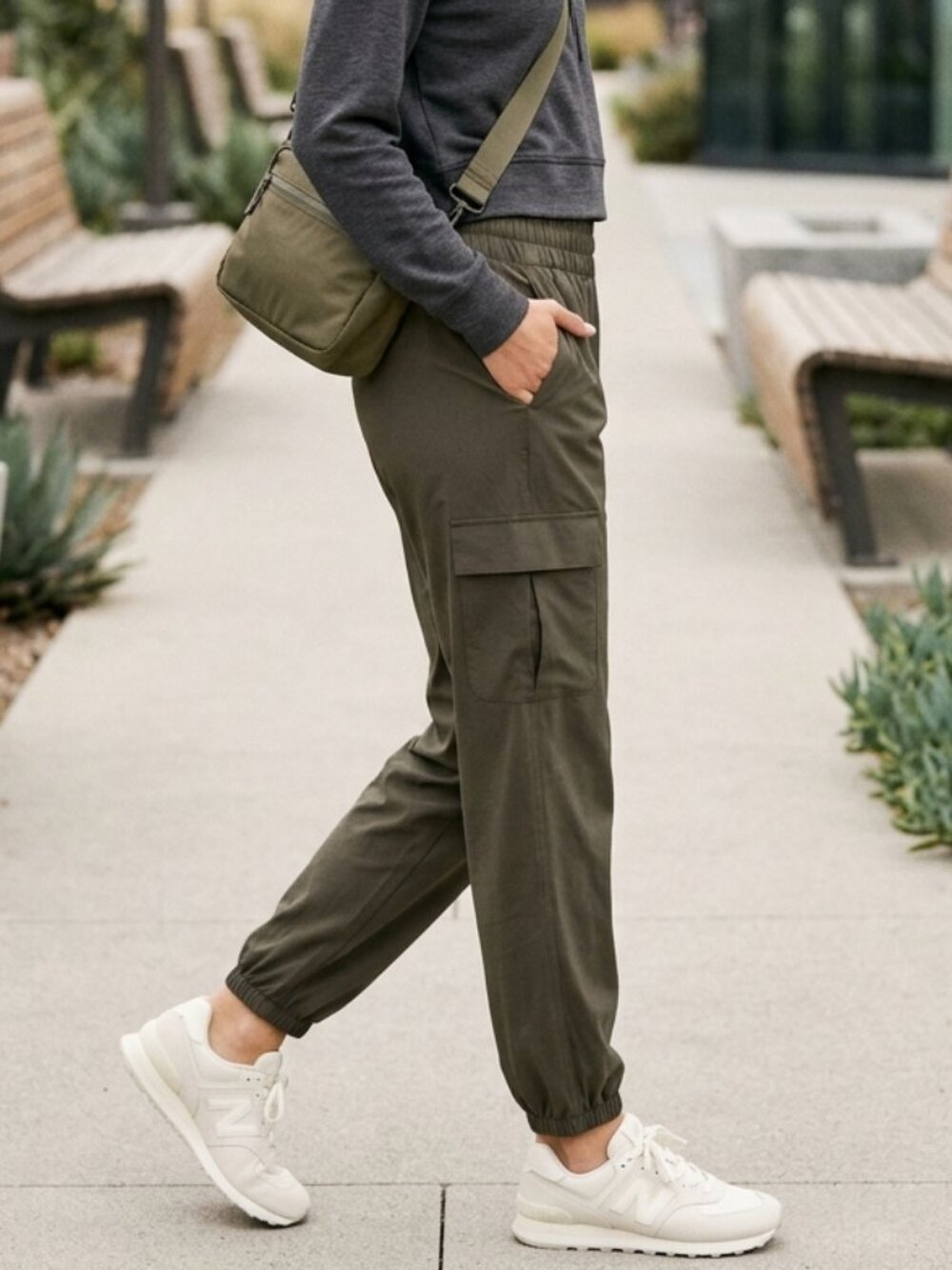 Vuori Women's Villa Cargo Soft Performance Stretch Woven Jogger Pants XS